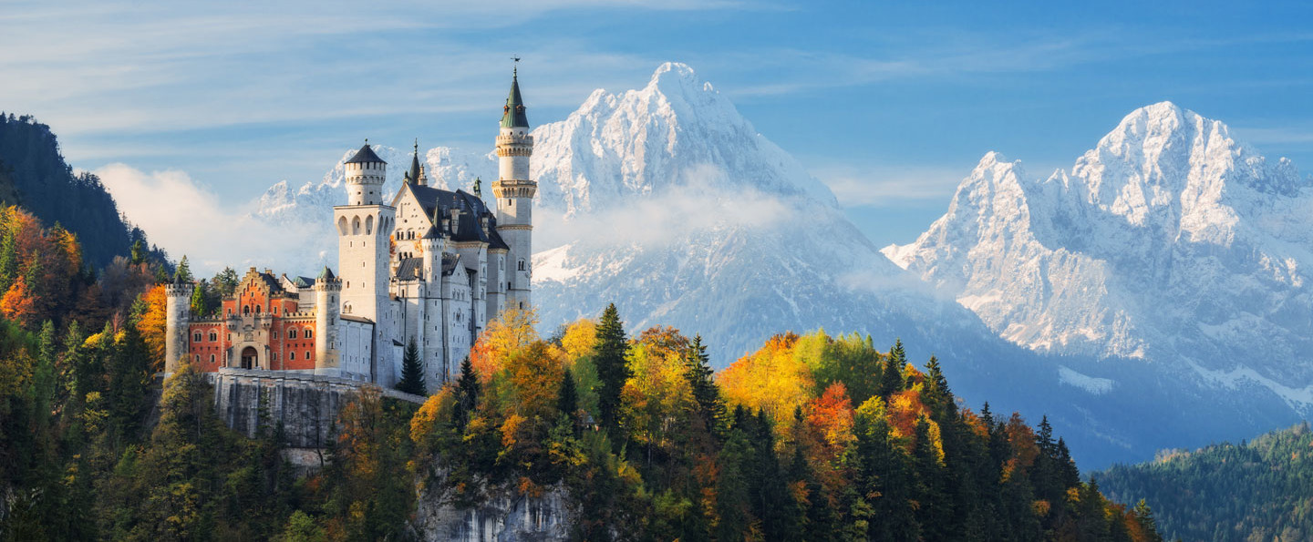 Das einzigartige Schloss Neuschwanstein mit den Allgäuer Alpen