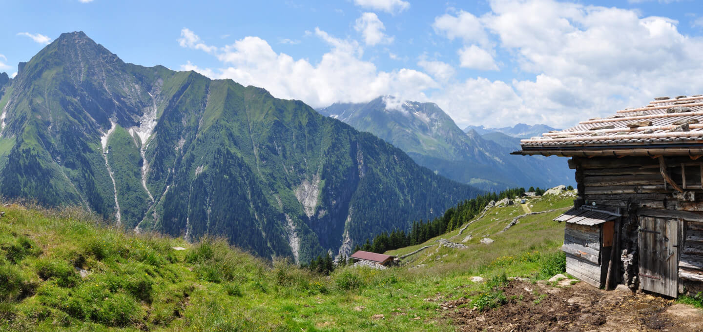 Zillertaler Alpen mit alter Holzhütte