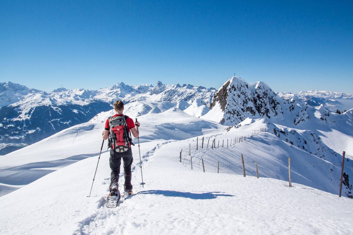 <p>Schneeschuhwandern in Österreich bei traumhaftem Bergpanorama</p>