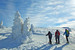 Wanderer mit Schi und Schneeschuhen im Winter