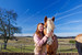 Reiten in den Herbstferien - Mädchen mit ihrem Lieblingspferd